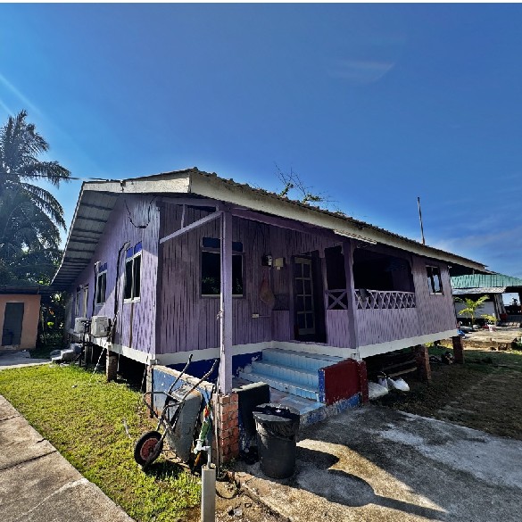 Bilik Family Purple Room-front